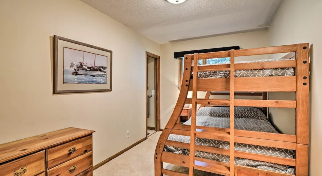 Waterfront Petoskey Cottage w/ Deck + Grill!, จอง บ้านพักตากอากาศ Conway. สหรัฐอเมริกา