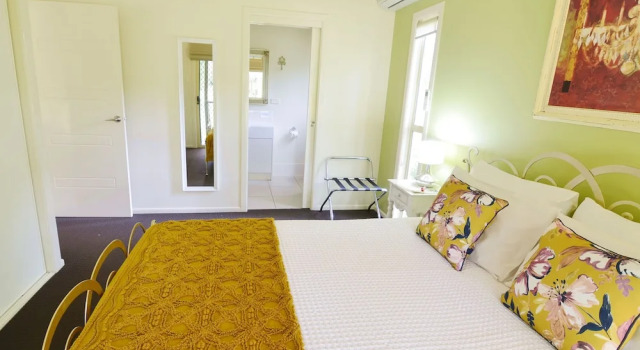 Студия Luxury Apple Tree Cottage Montville
