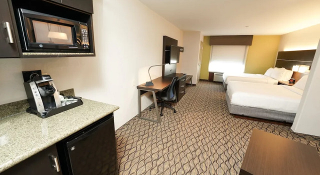 Четырёхместный люкс Holiday Inn Express and Suites Springfield Medical District by IHG