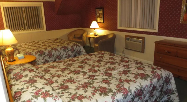 Четырёхместный номер Standard Travelers Inn Motel - Eagle River Downtown
