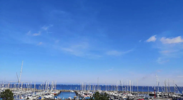 Апартаменты Sunny Seaside Apartment