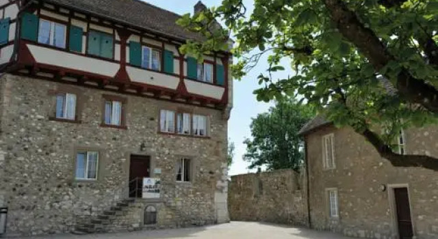 Youth Hostel Dachsen am Rheinfall, Book Hostel Hotels in Effretikon with Parking, Parking