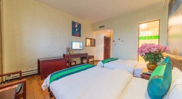 Zhuyuan Inn, Забронировать Отель Лицзян Юньнань, рядом с Улица Сквер-стрит Древнего города Даянь