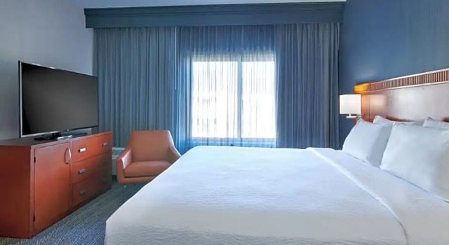 Двухместный люкс c 1 комнатой Courtyard Chicago Highland Park/Northbrook