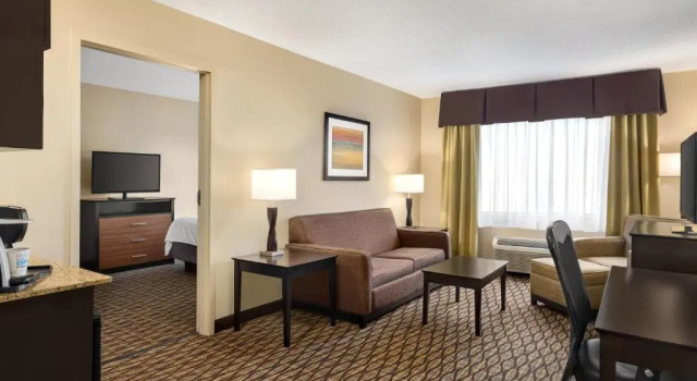 Люкс c 1 комнатой Holiday Inn Express Hotel & Suites Edmond by IHG