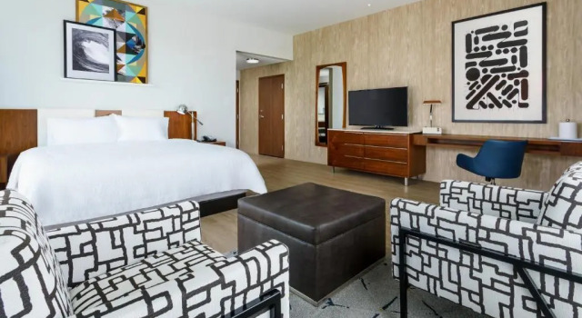 Люкс с балконом Hampton Inn & Suites Santa Monica