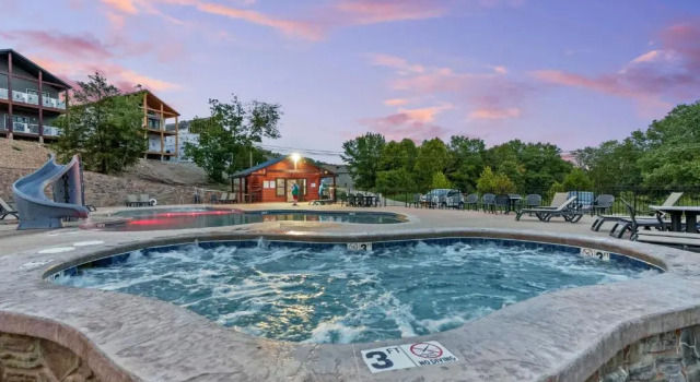 Кровать в общем номере с 6 комнатами с видом на озеро Table Rock Resorts at Indian Point