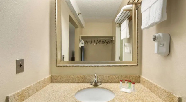 Номер Standard Ramada by Wyndham Raleigh