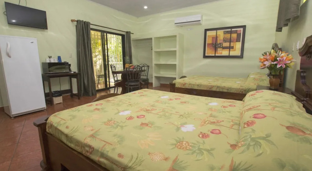 Четырёхместный номер Standard Hotel Verde Mar Direct Beach Access