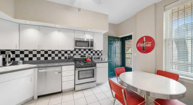 Апартаменты Lincoln Park 2 bedroom condo with Mid-Century Flair