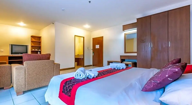 Полулюкс Eastiny Plaza Hotel