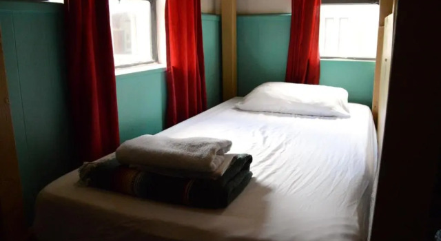 Кровать в общем номере (мужской номер) Firehouse Hostel