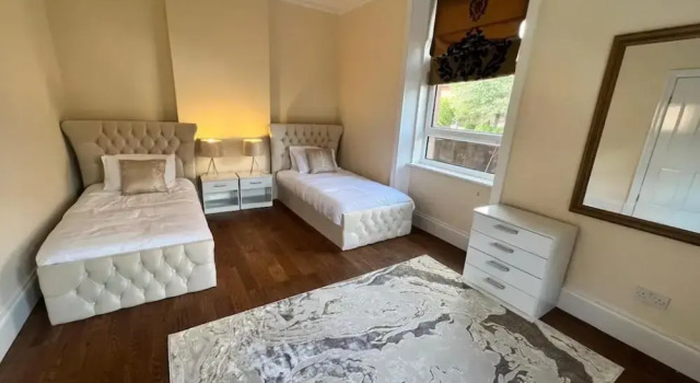 3 Bed - Sleeps 7 - Free Parking - Central Location, Забронировать Дом для отпуска Отели Glasgow & The Clyde Valley с парковкой, Парковка