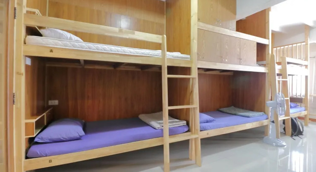 Кровать в общем номере Saen Sabai Hostel