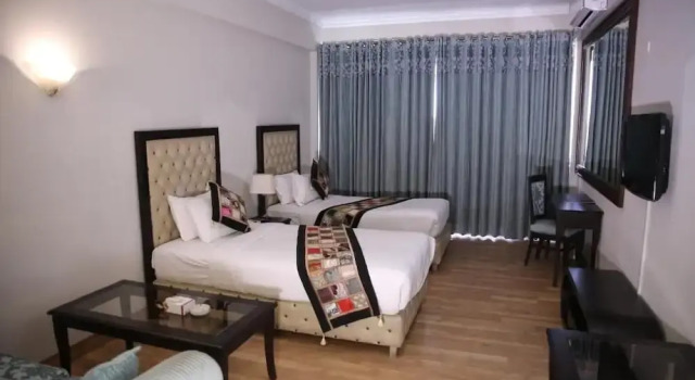 Hotel de Papae Intl