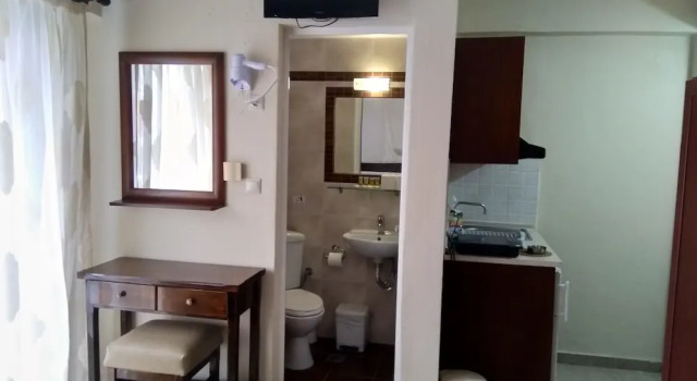 Четырёхместная семейная студия с балконом и с видом на город Hotel Villa Pigasos