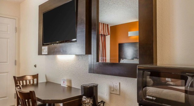 Rodeway Inn Wine Country, Забронировать Мини-отель Ронерт-Парк Sonoma County, рядом с Семейный развлекательный центр Scandia