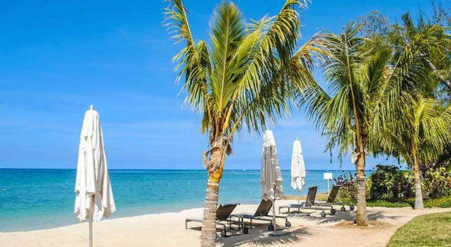 Номер Standard LEscale 3 bedrooms Sea View and Beachfront Suite by Dream Escapes