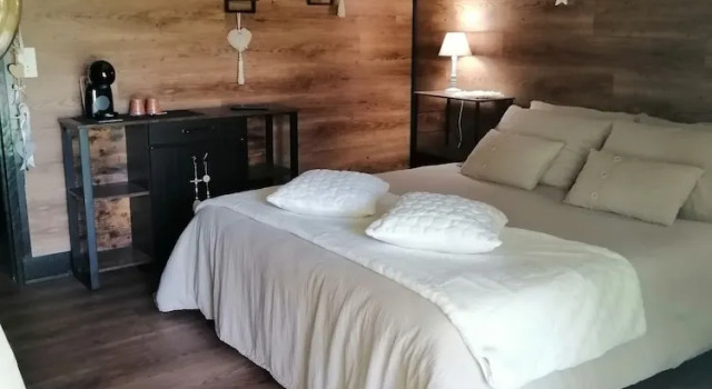 Люкс LAPAUSEDEGOUT piscine chambres climatisées terrasse table dhôtes