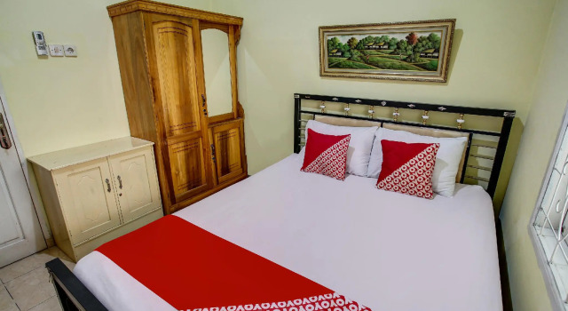 OYO 90969 Nirwana Guest House, Prenota Affittacamere Hotel a Sulawesi con parcheggio, Parcheggio