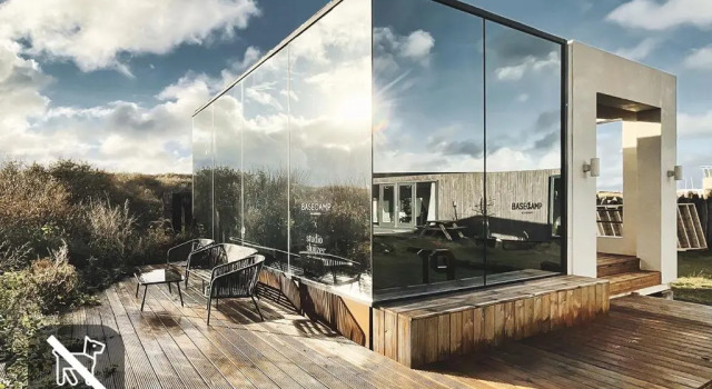 Коттедж с красивым видом из окна Basecamp Tiny House Eco-resort IJmuiden