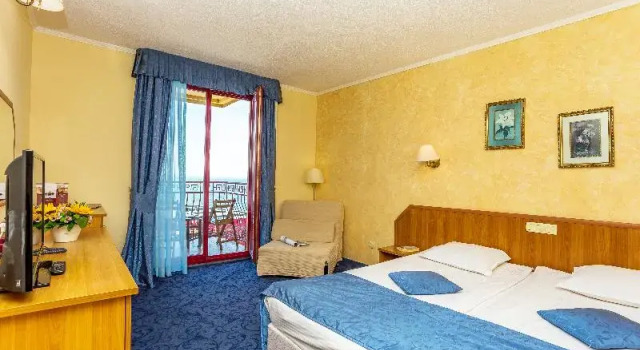 Четырёхместный номер Standard с балконом и с частичным видом на океан Saint George Hotel & Medical Spa