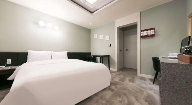 Tomato Hotel