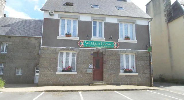 Webb's of Glomel, Varaa Bed and Breakfast Hotellit Côtes-d'Armor pysäköinnillä, Pysäköinti