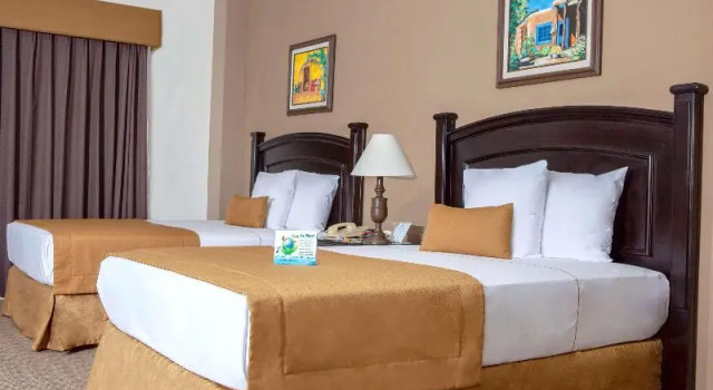 Четырёхместный люкс с балконом Best Western Hotel Posada Del Rio Express