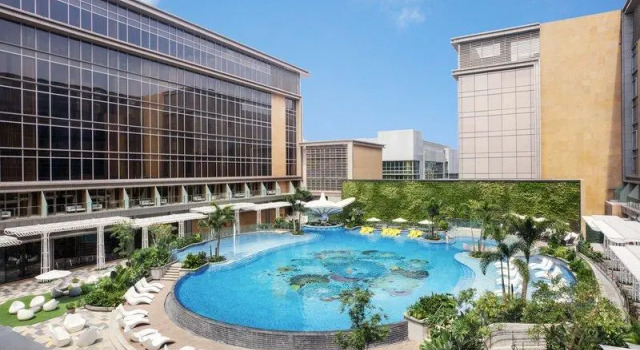 Кровать в общем номере с видом на город Sheraton Manila Hotel at Newport World Resorts