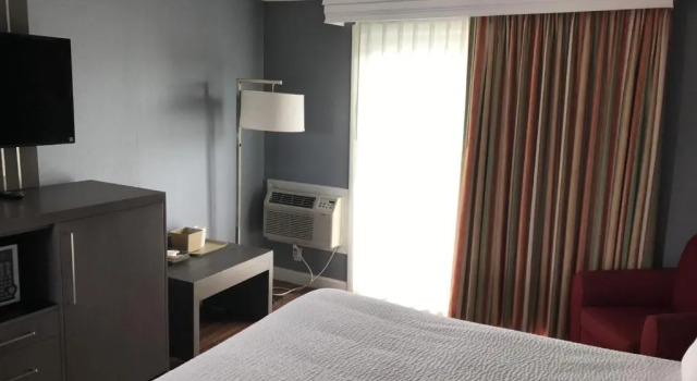 Номер Standard с видом на озеро Super 8 by Wyndham Sturbridge