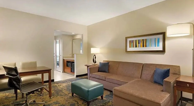 Четырёхместный люкс Premium с 2 комнатами с видом на горы Embassy Suites by Hilton Denver Downtown Convention Center