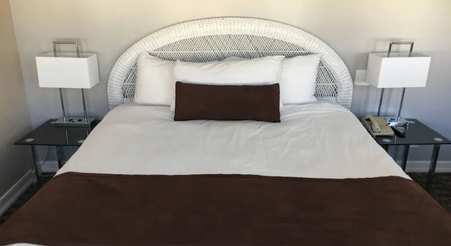 Номер Deluxe Glenmore Plaza Hotel
