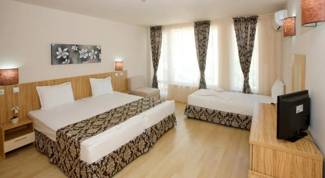 Трёхместный номер Standard с балконом Karlovo Hotel