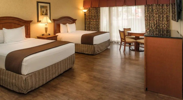 Четырёхместный номер Standard с видом на бассейн Red Lion Hotel Pasco Airport & Conference Center