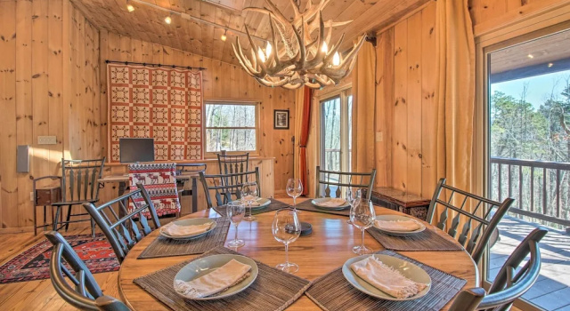 Коттедж с 2 комнатами с балконом Cabin w/ Decks & Fire Pit Near Lost River