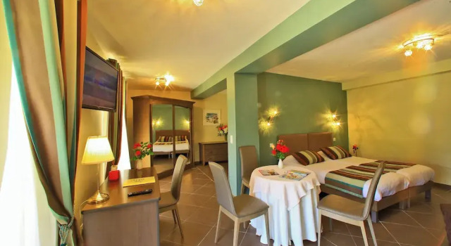 Четырёхместный номер Standard Hotel Restaurant Laborderie