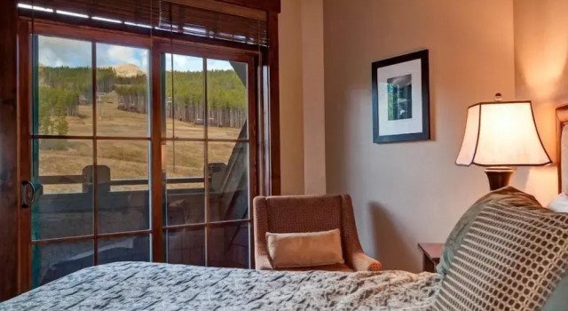 Ski in, Ski out 2 Bedroom Mountain Condo at the Base of Peak 7 with Quick Access to Historic Downtown Breckenridge, Забронировать Отель Отели Брекенридж с парковкой, рядом с Trygve's Platter Chair Lift, Парковка