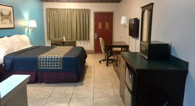 Двухместный номер Deluxe Texas Inn and Suites City Center at University Dr