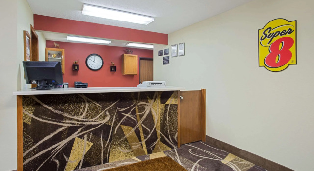 Super 8 by Wyndham Charles City, Varaa Hotelli Charles City Iowa