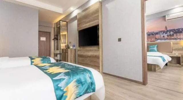 Люкс Deluxe Home Inn Baiyun Hotel (Huai'an Railway Station Mandu Plaza)