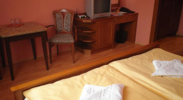 Hotel Tři Věžičky, Rezerwuj Hotel Hotele w Central Bohemia z parkingiem, Parking