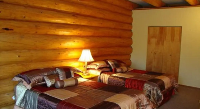 Helmcken Falls Lodge Cabin Rooms and RV Park, Забронировать Отель Клируотер Thompson Okanagan