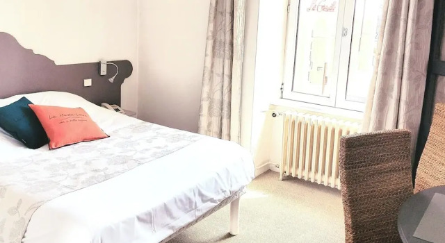 Номер Standard Hôtel Logis Le Bourbon