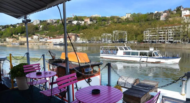 Studio Peniche au coeur de Lyon pour 2 personnes, insolite et calme, Rezerwuj Apartament Hotele w Rhône z parkingiem, Parking