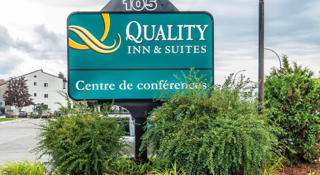 Кровать в общем номере Quality Inn & Suites