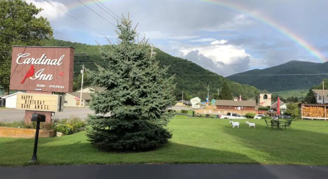 Cardinal Inn, Забронировать Отель Мегги-Вэлли Аппалачи, рядом с Maggie Valley Festival Grounds