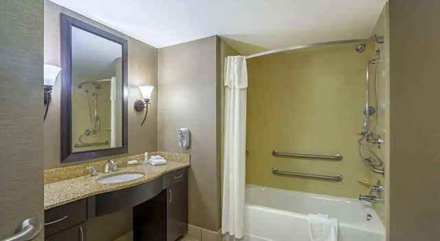 Шестиместный номер Standard Homewood Suites by Hilton Louisville-East