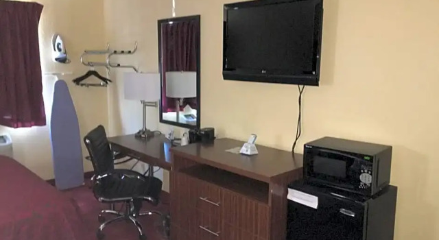 Четырёхместный номер Deluxe Days Inn by Wyndham Leominster/Fitchburg Area
