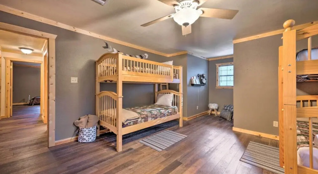 Broken Bow Retreat on 2 Acres w/ Hot Tub & Deck!, Boek Hotel Hochatown Oklahoma